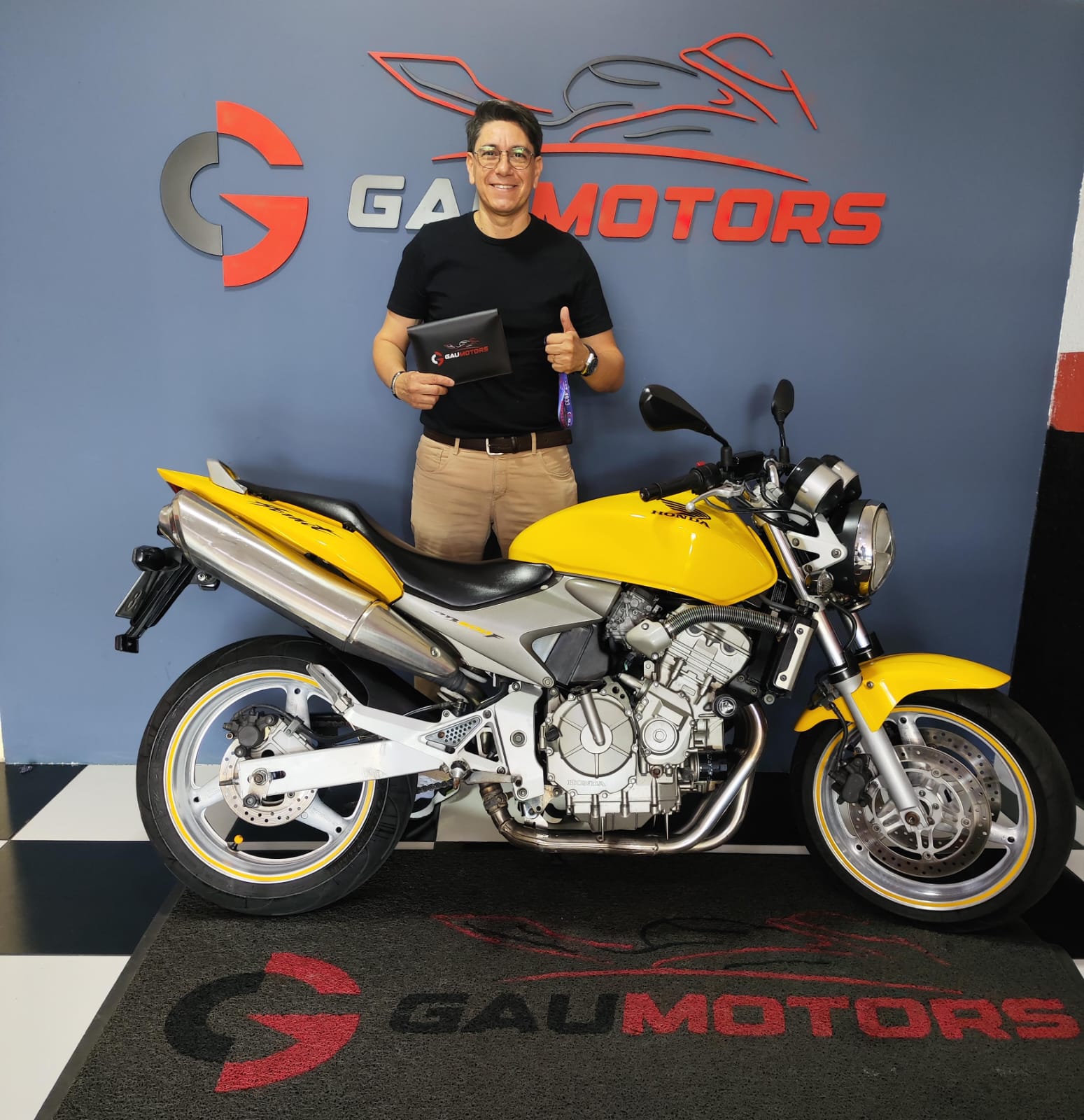 Cliente da GauMotors recebendo sua Honda CB 600F Hornet na loja em Sorocaba-SP