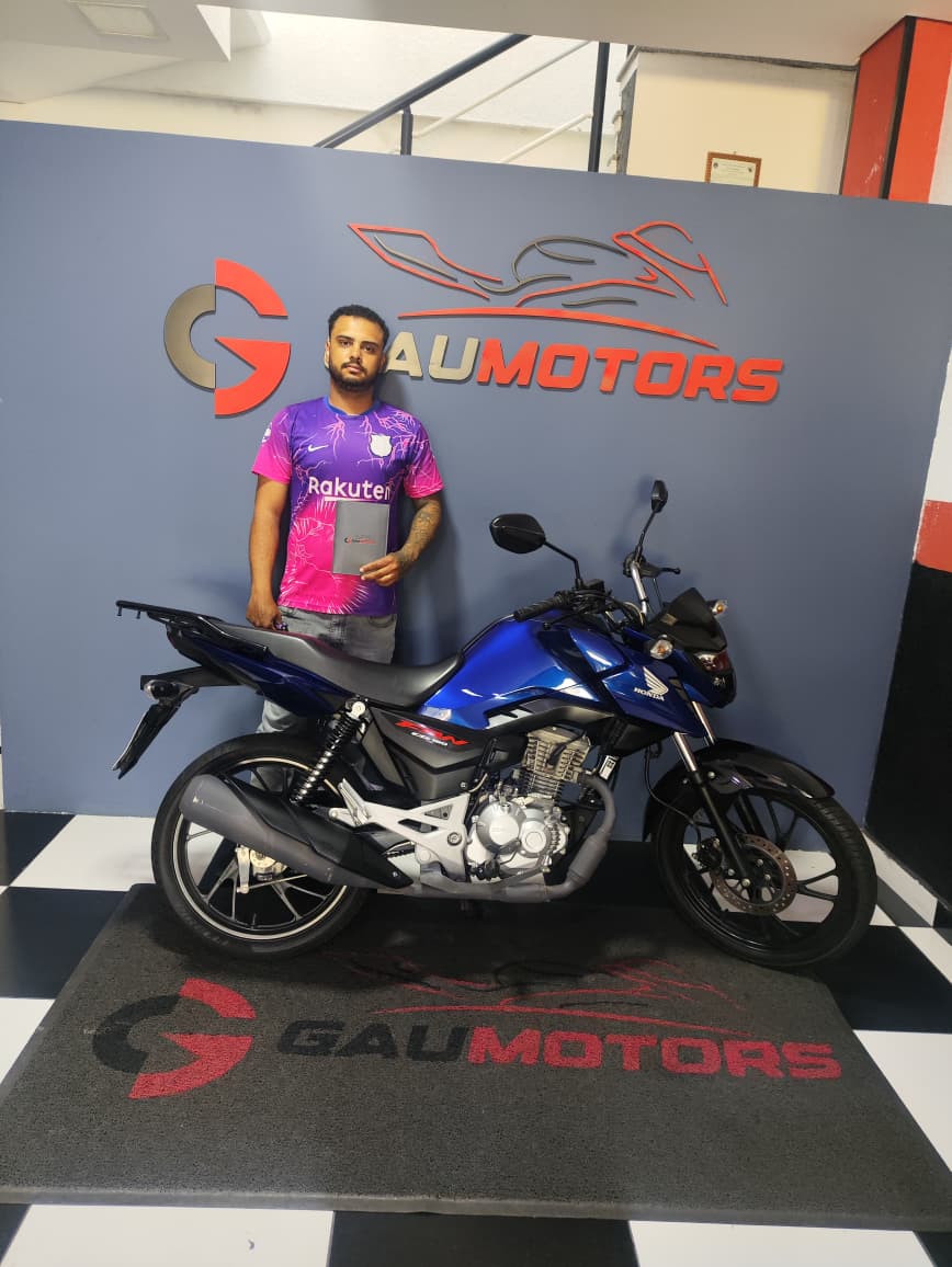Cliente da GauMotors recebendo sua Honda CG 160 Titan na loja em Sorocaba-SP
