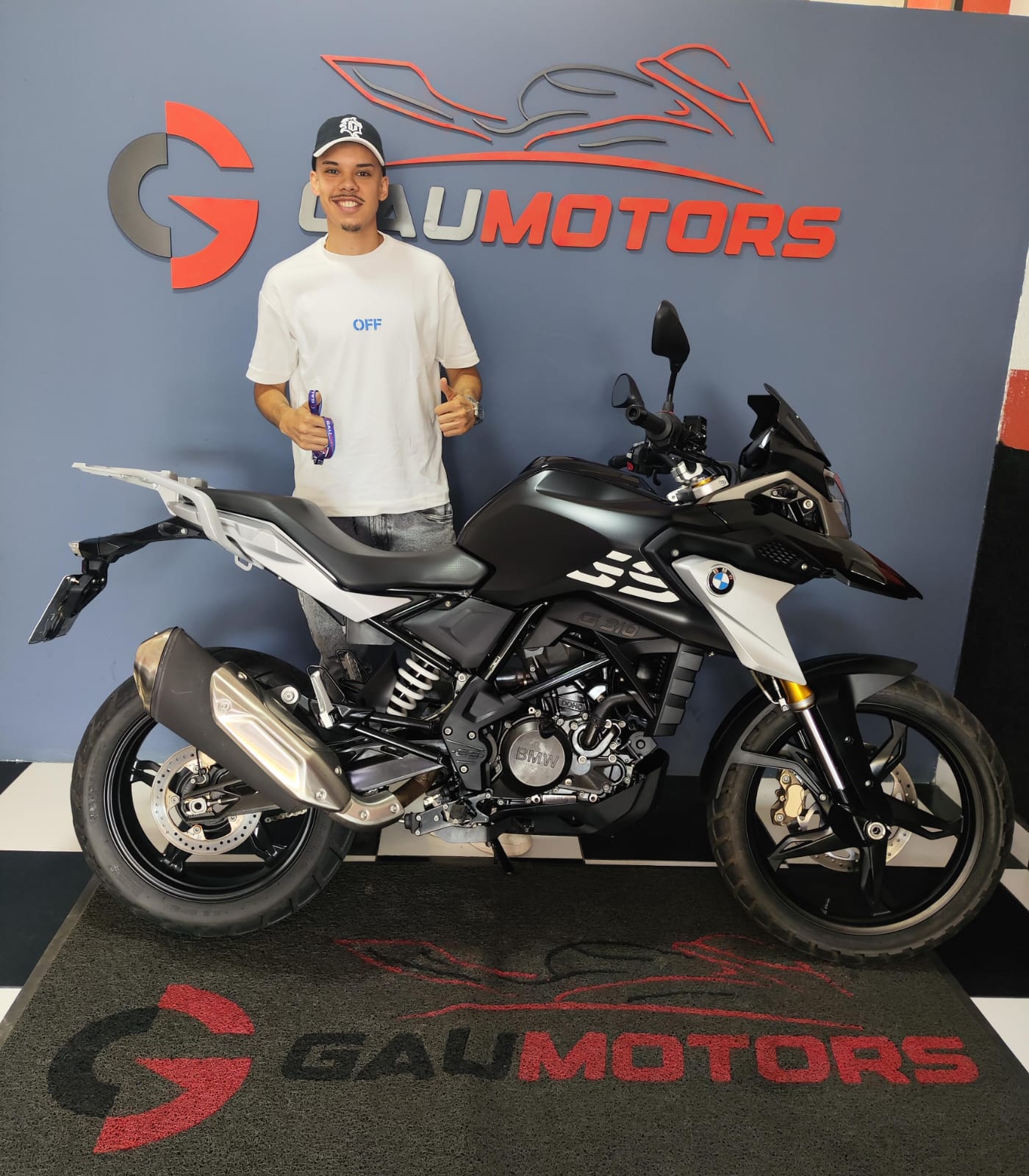 Cliente da GauMotors recebendo sua BMW G 310 GS na loja em Sorocaba-SP