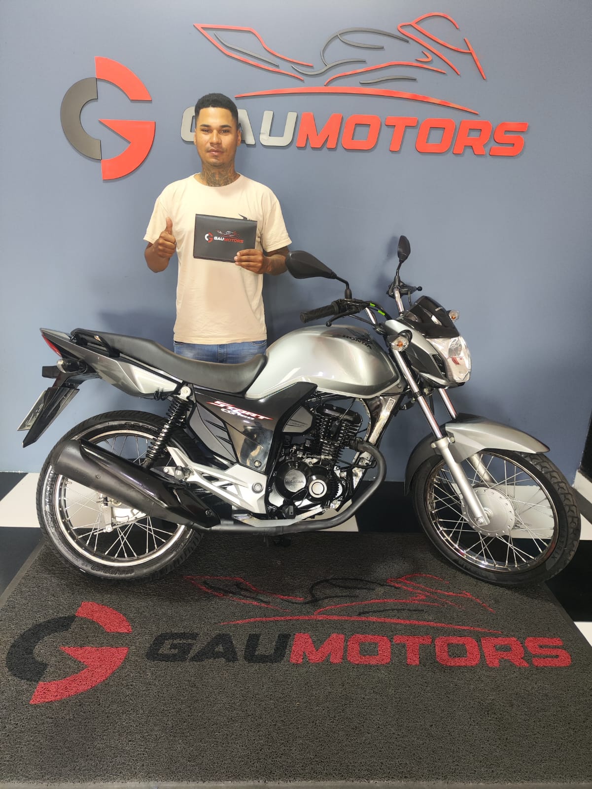 Cliente da GauMotors recebendo sua Honda CG 160 Start na loja em Sorocaba-SP