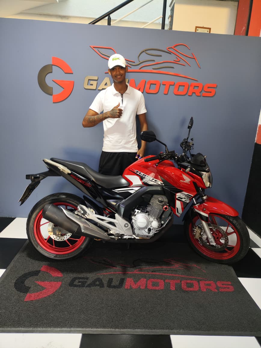Cliente da GauMotors recebendo sua Honda CB 300F Twister na loja em Sorocaba-SP