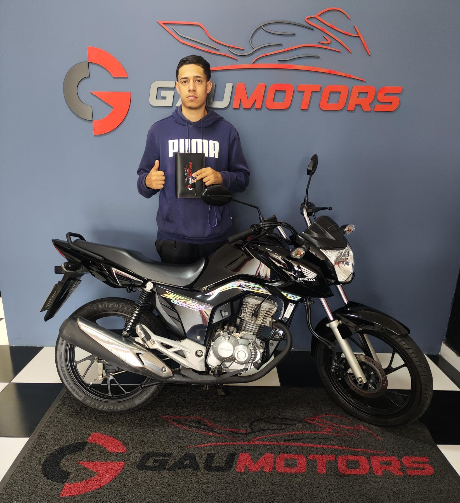 Cliente da GauMotors recebendo sua Honda CG 160 Fan na loja em Sorocaba-SP
