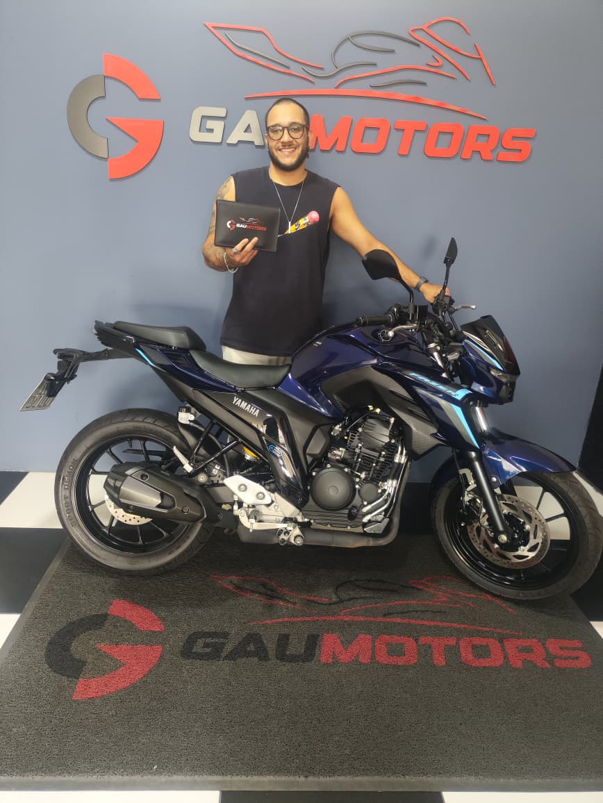 Cliente da GauMotors recebendo sua Yamaha Fazer 250 na loja em Sorocaba-SP