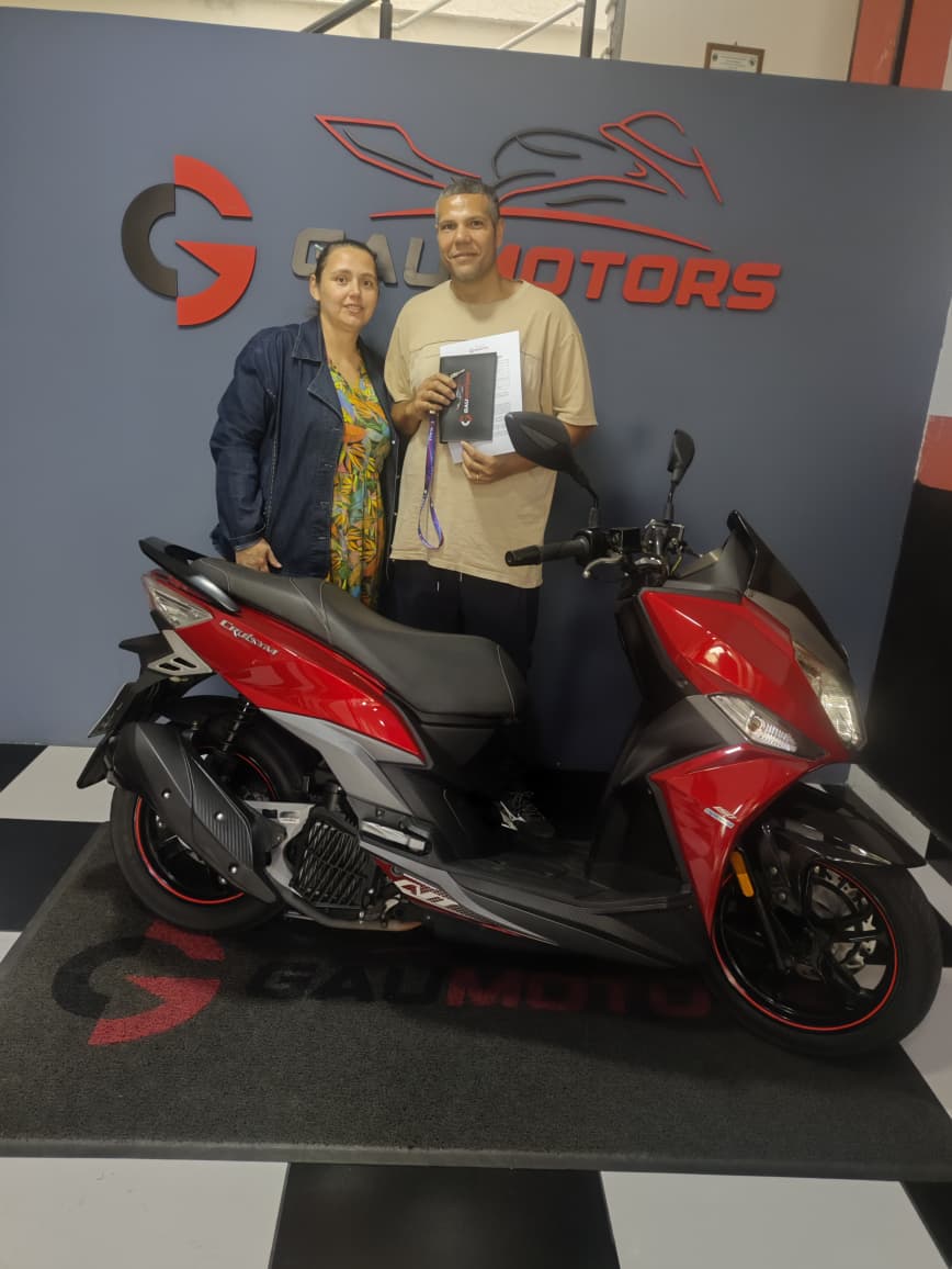 Cliente da GauMotors recebendo sua Scooter esportiva na loja em Sorocaba-SP