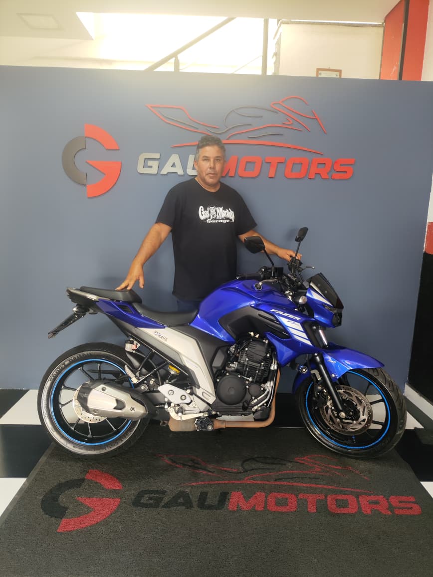 Cliente da GauMotors recebendo sua Yamaha Fazer 250 na loja em Sorocaba-SP